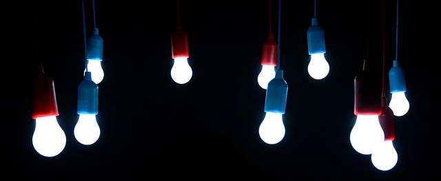 Skupina svítících LED žárovek